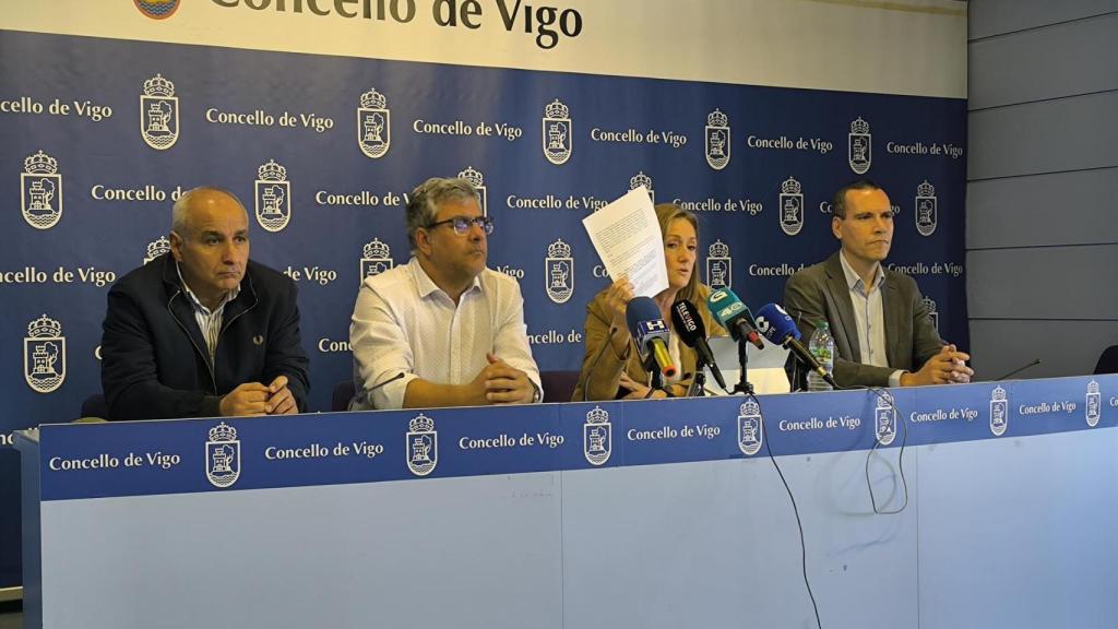 La concejal del PP, Luisa Sánchez, exhibe el acta del pleno en el que el PSOE apoyó la supresión del peaje en la AP-9 entre Vigo y O Porriño.