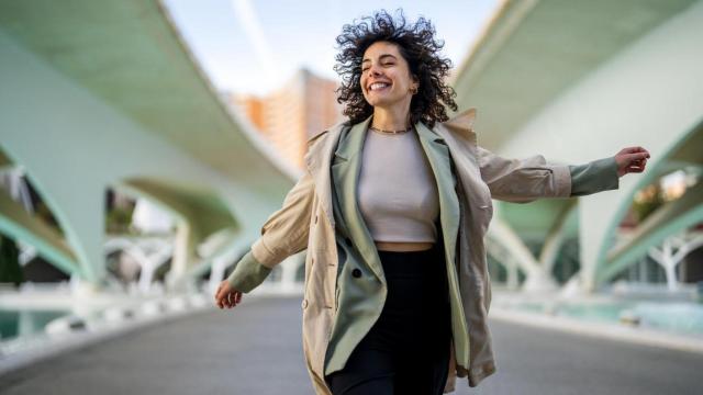 Imagen de archivo de una persona feliz.