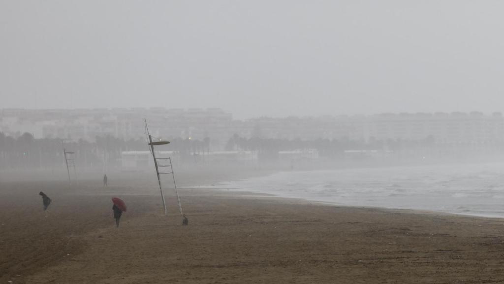 Vista general de la playa de la Malavarrosa de Valencia prácticamente desierta a causa del temporal de lluvias. Efe/ Ana Escobar