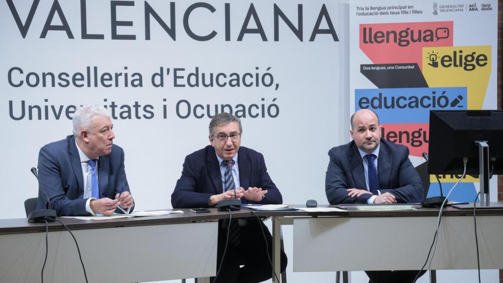 El conseller de Educación, José Antonio Rovira, presenta los datos de participación de la consulta. EE