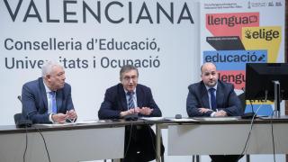 El conseller de Educación, José Antonio Rovira, presenta los datos de participación de la consulta. EE