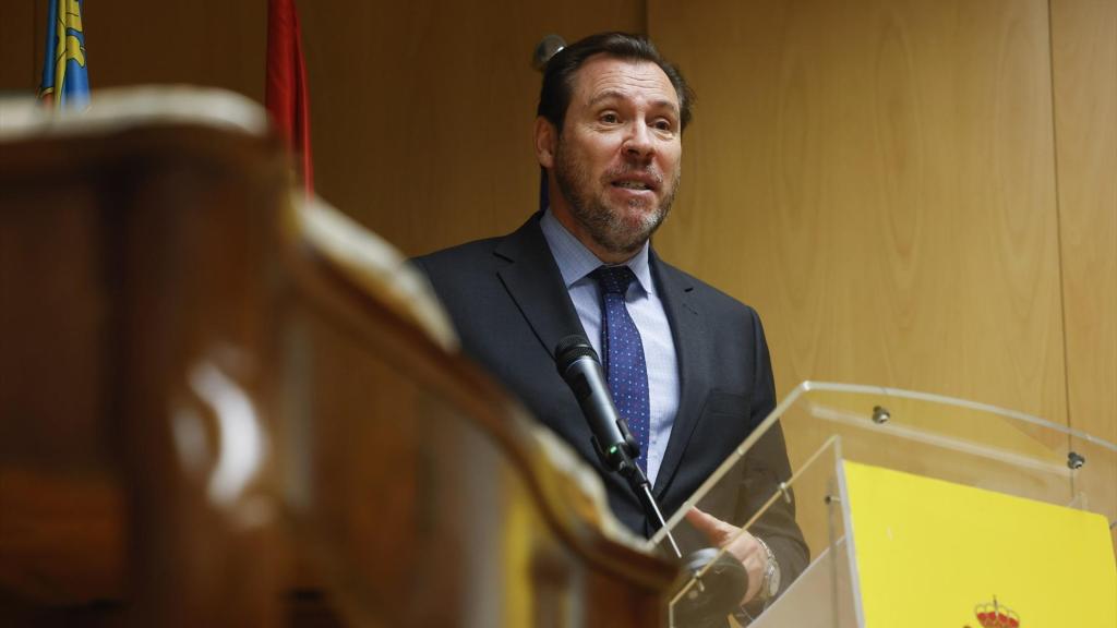 El ministro de Transportes y Movilidad Sostenible, Óscar Puente, interviene durante la firma de convenios para la reconstrucción. Rober Solsona / Europa Press