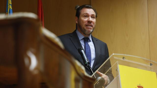 El ministro de Transportes y Movilidad Sostenible, Óscar Puente, interviene durante la firma de convenios para la reconstrucción. Rober Solsona / Europa Press