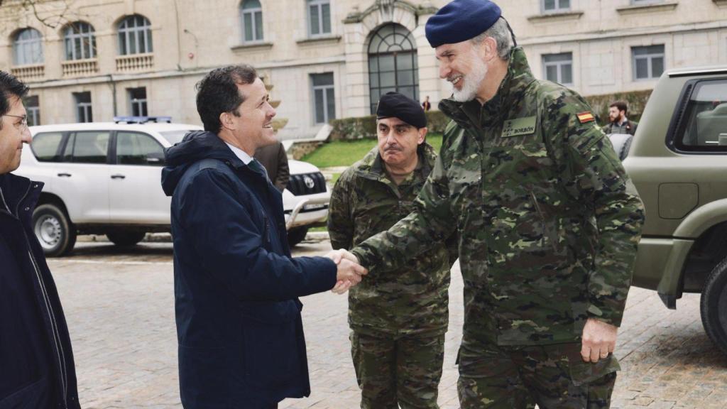 El Rey saludando a Carlos Velázquez, alcalde de Toledo.