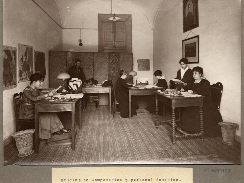 Las mujeres trabajando en las oficinas.