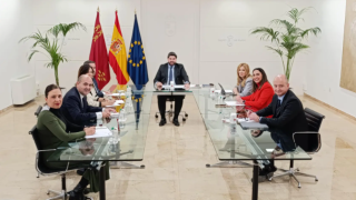 La primera reunión del Comité de Aranceles del Gobierno de la Región de Murcia, encabezada por Fernando López Miras (c).