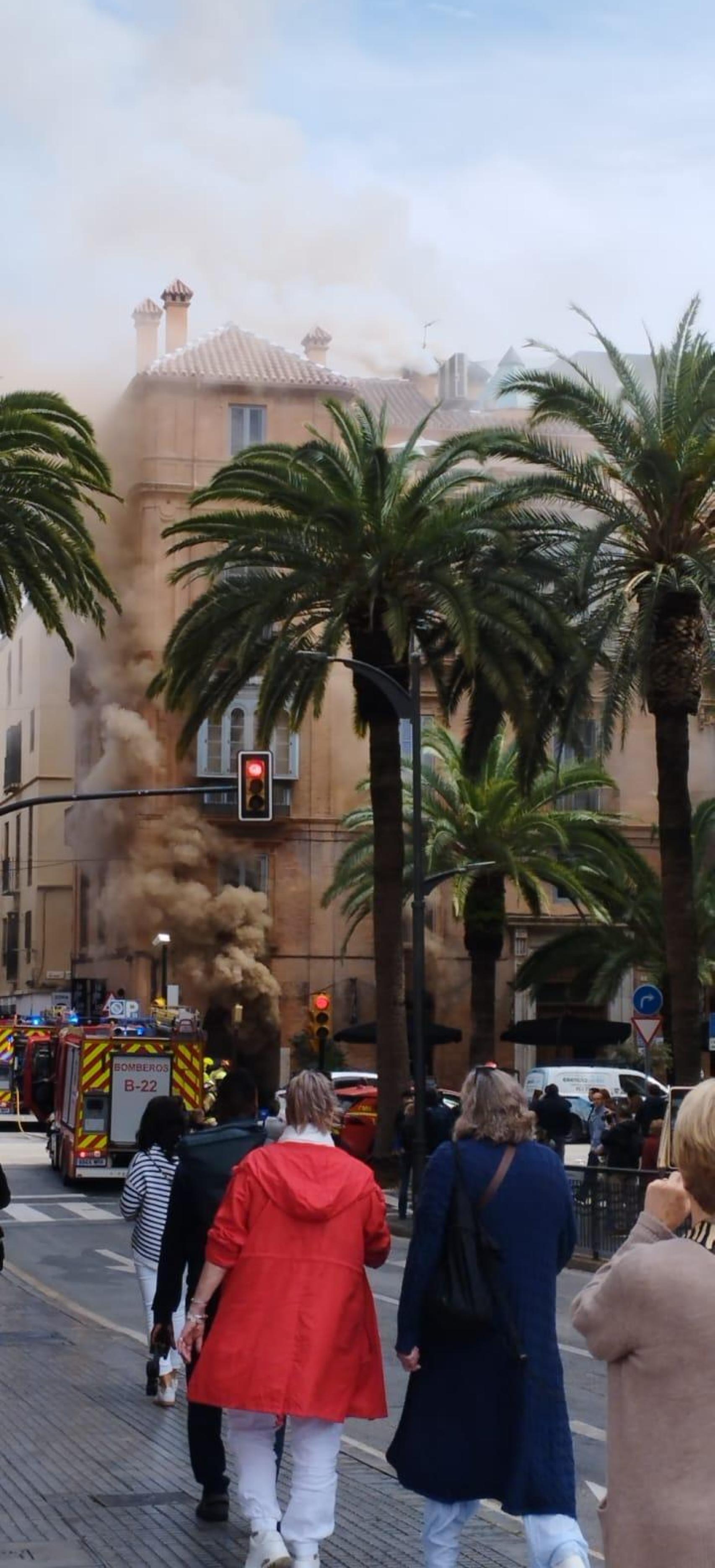 Otra imagen del incendio ocurrido en la Alameda de Colón.