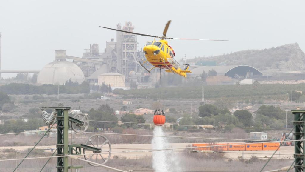 Un helicóptero apagando el incendio.