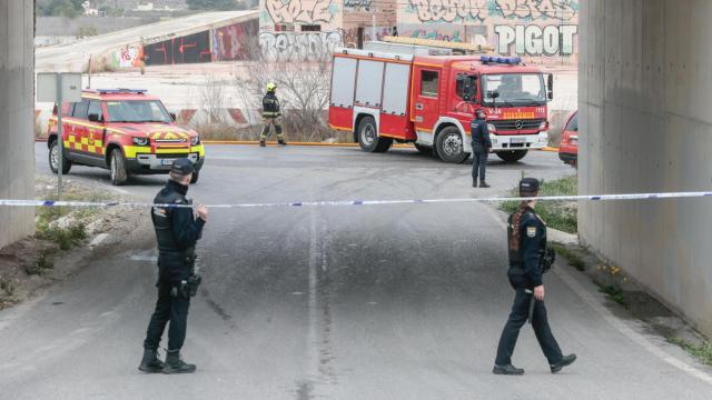 Agentes de Policía y camiones de Bomberos en la fábrica.
