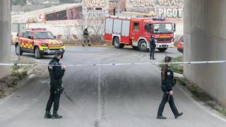 Agentes de Policía y camiones de Bomberos en la fábrica.