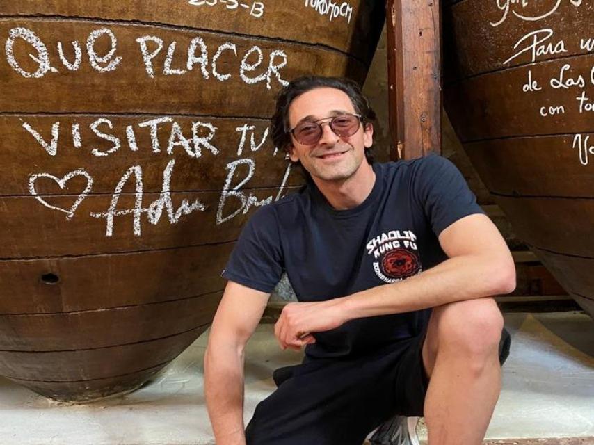 Adrien Brody ha dejado su autógrafo en Mesón Cuevas del Vino.