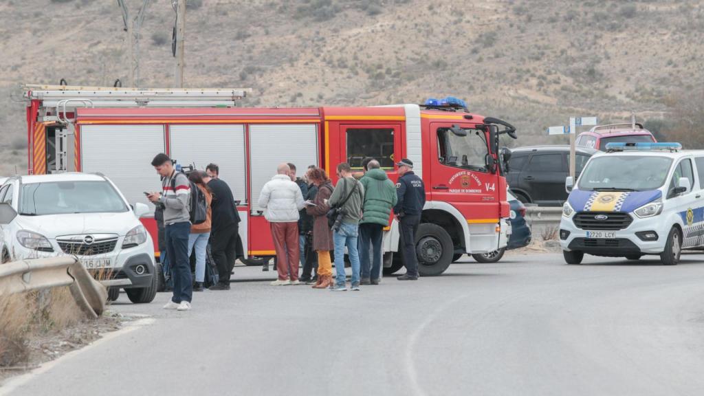 La Policía Nacional ha cortado el acceso a la pirotecnia para que acudan los equipos de emergencia.