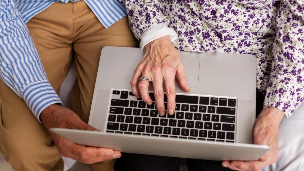 El Ayuntamiento de Salamanca pretende reducir la brecha digital en mayores de 60 años