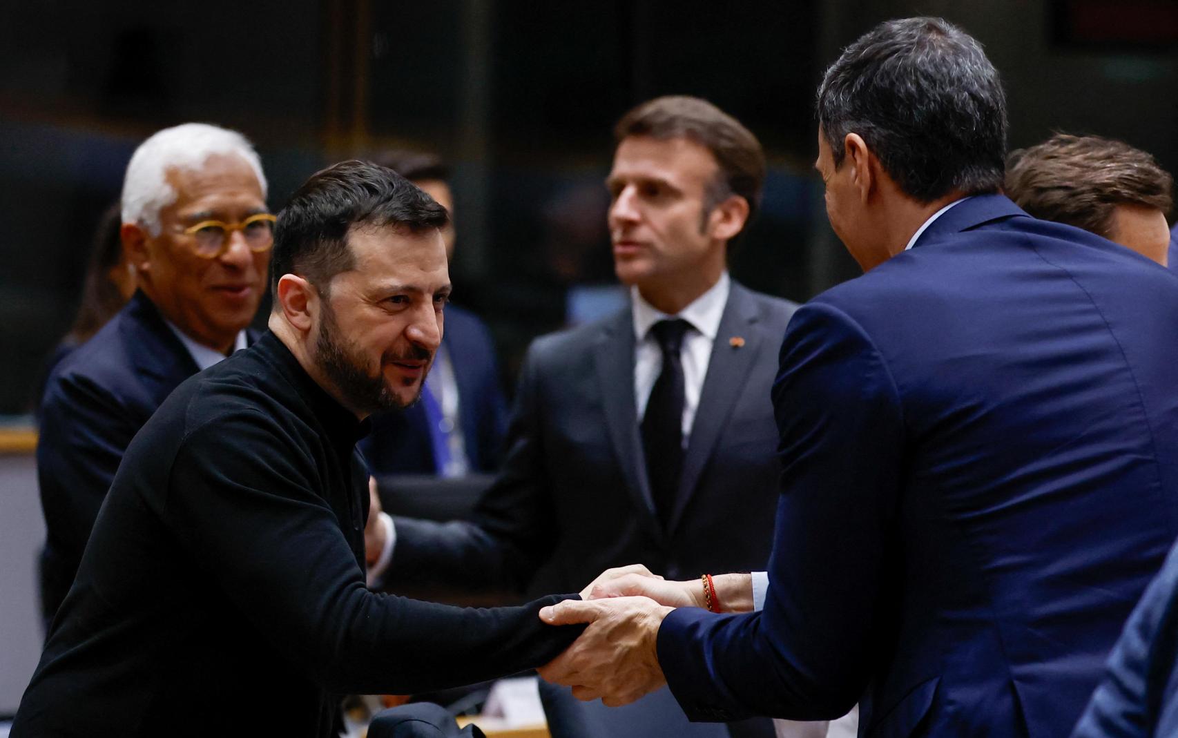 Sánchez saluda a Zelenski este jueves en la cumbre del Consejo Europeo.