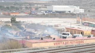 Denso humo en la pirotecnia alicantina Hermanos Sirvent, en la partida rural de Fontcalent.