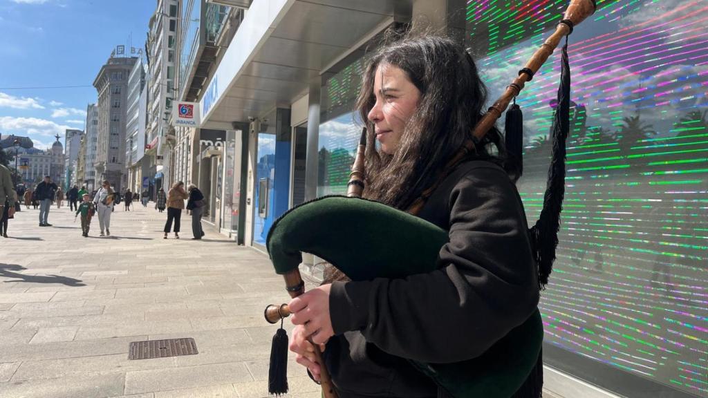 María, gaiteira callejera.