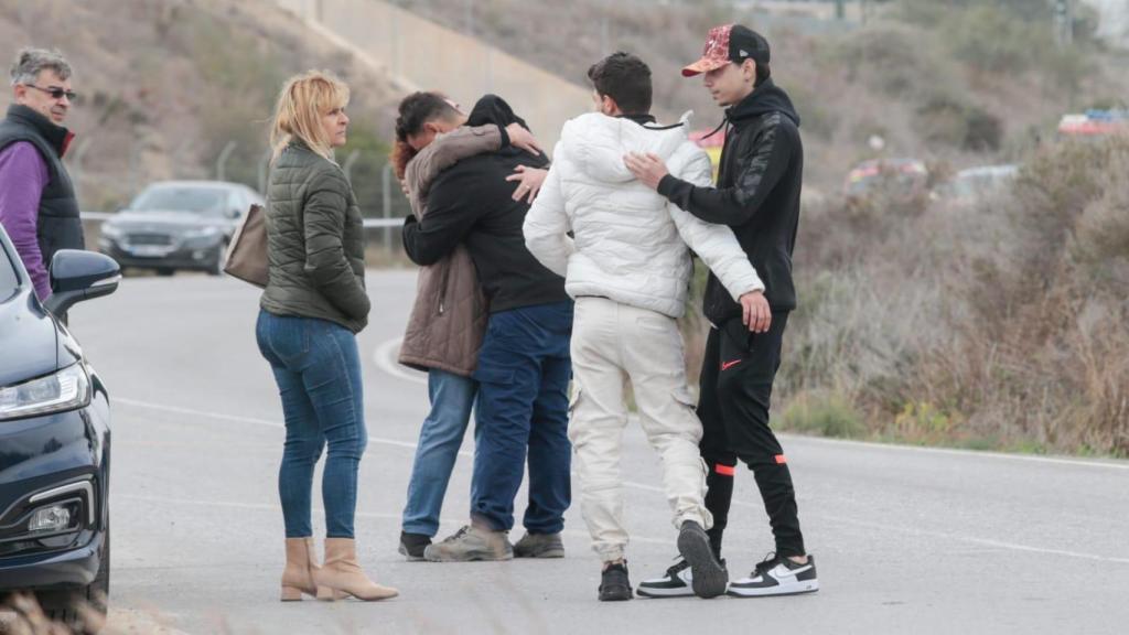 Familiares llegan a la fábrica.