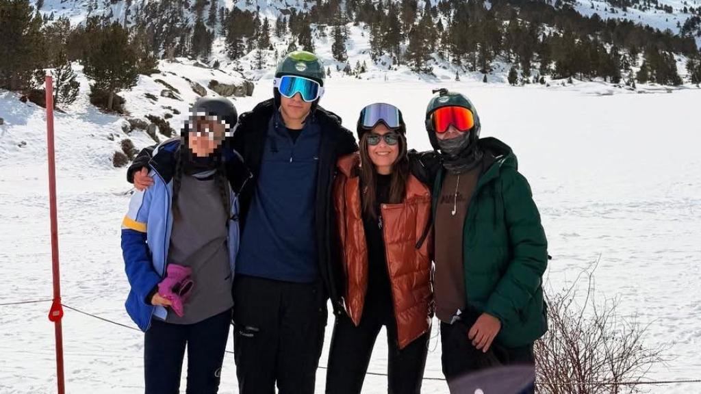 Nuria Roca y sus hijos en Andorra.