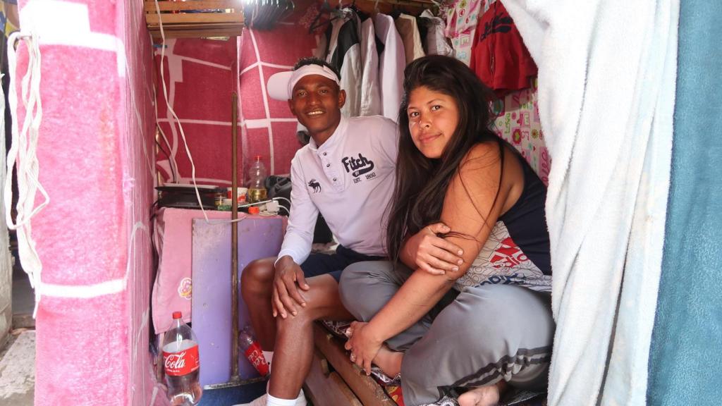 Anderson Daniels y Maira Marín en una de las casetas del campamento migrante.