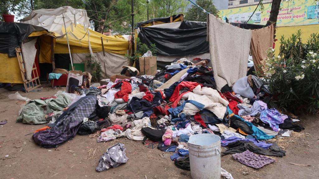 Montaña de ropa en los alrededores del campamento migrante.