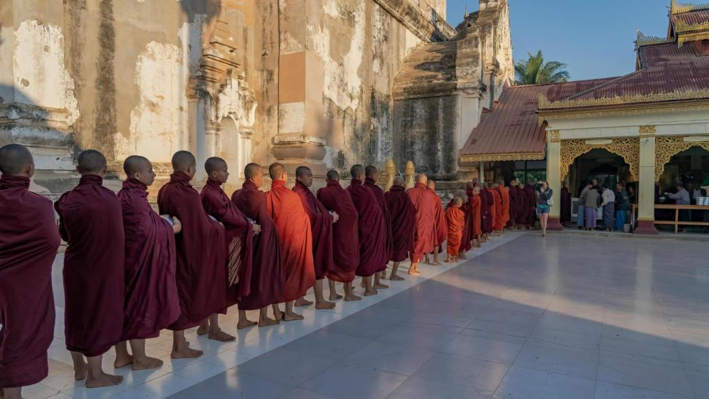 Budistas en un templo de Myanmar.