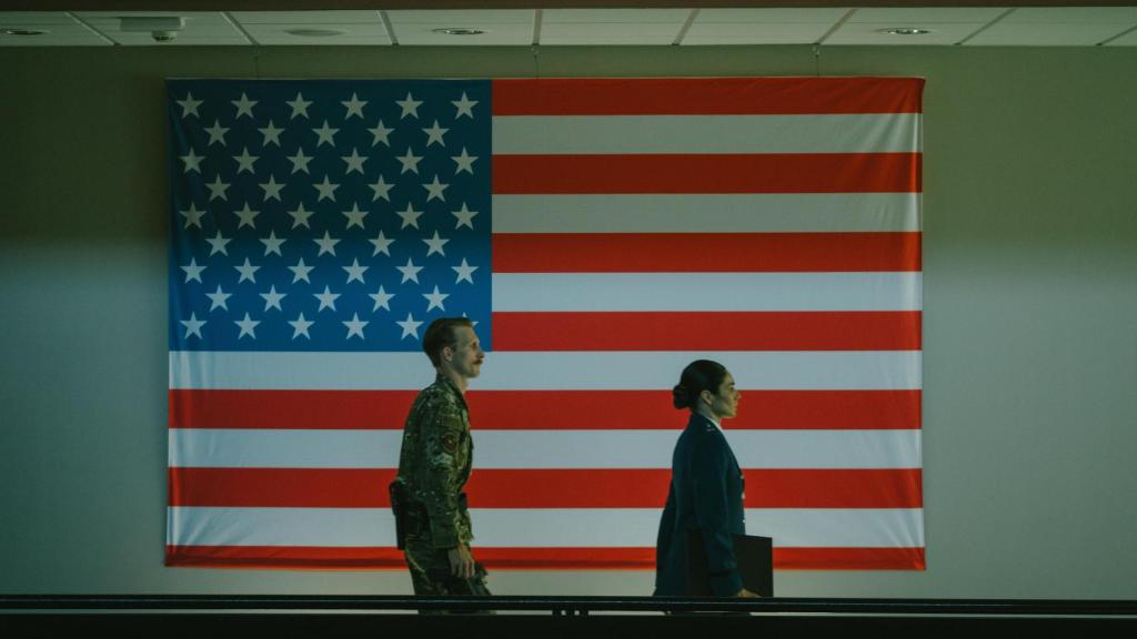 El sargento Andrew Taylor (Austin Amelio) y la teniente Magaly Castillo (Mariela Garriga) en 'Cuando nadie nos ve'. Foto: Niete