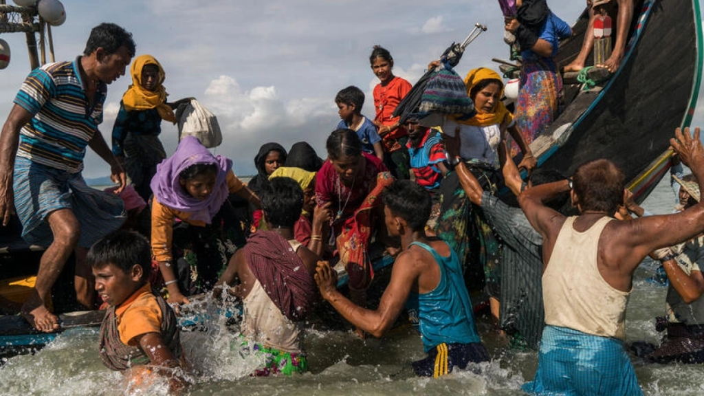 Refugiados rohingyas a su llegada a la playa de Dakhinpara, en Bangladés.