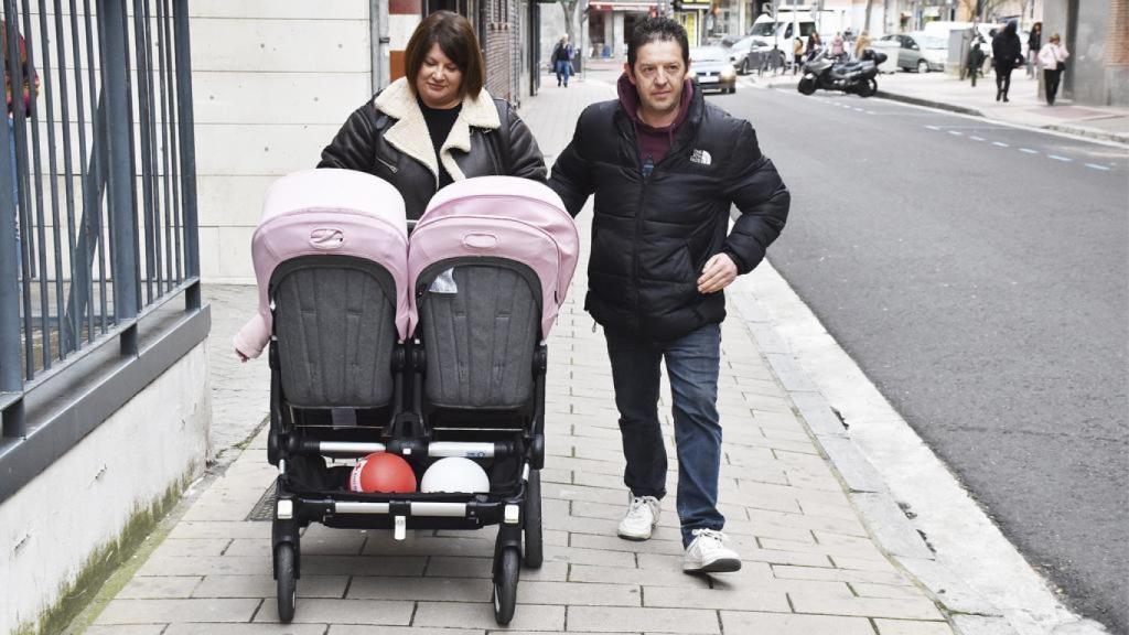 El matrimonio con las dos pequeñas de acogida en su carrito