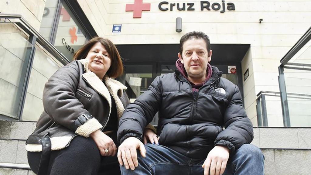 Celso y María Jesús en la sede de Cruz Roja