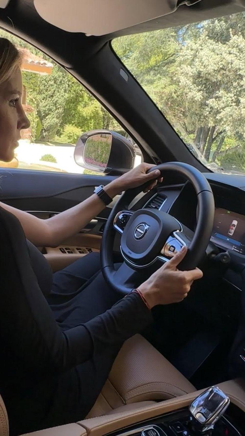 Alejandra Silva, con su nuevo coche, en su perfil de Instagram.