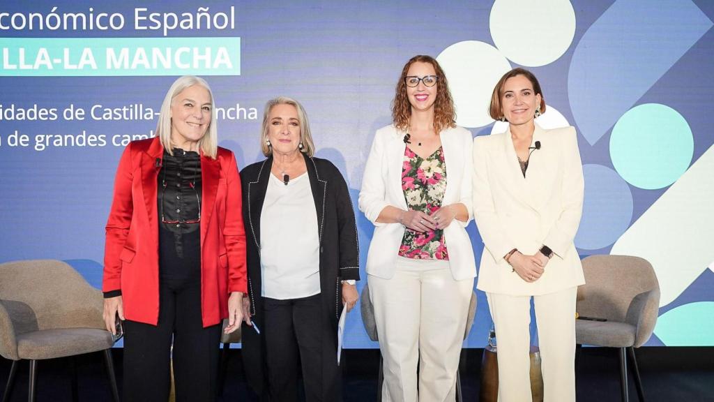 La moderadora, Esther Esteban, con las tres integrantes de la mesa redonda.
