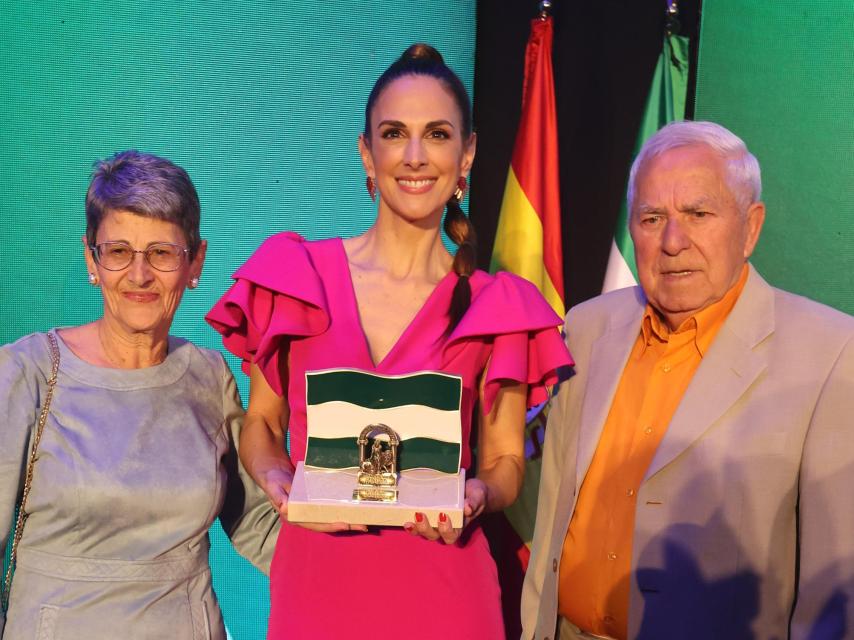 Nuria, junto a sus padres, en una imagen reciente.