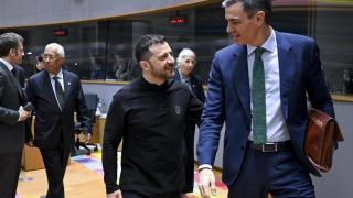 El presidente del Gobierno, Pedro Sánchez, conversa con Volodímir Zelenski, con António Costa y Emmanuel Macron al fondo