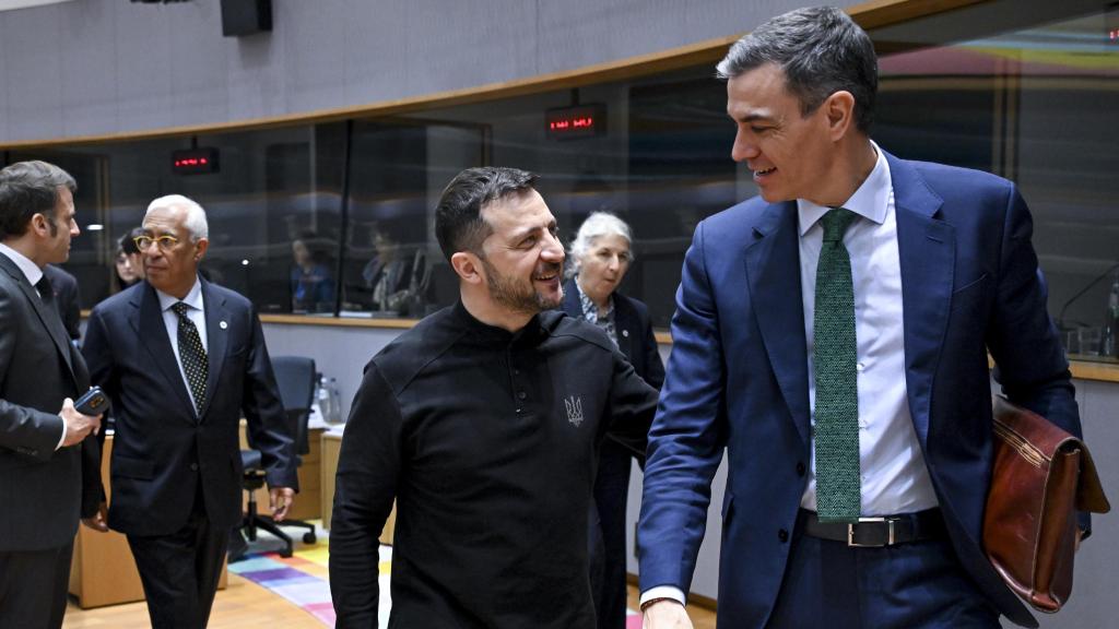 El presidente del Gobierno, Pedro Sánchez, conversa con Volodímir Zelenski, con António Costa y Emmanuel Macron al fondo