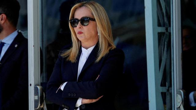 La primera ministra italiana espera al primer ministro ucraniano antes de una reunión sobre la reconstrucción del país, en 2023, en Roma.