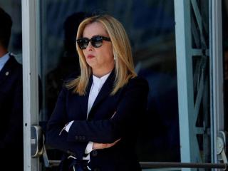 La primera ministra italiana espera al primer ministro ucraniano antes de una reunión sobre la reconstrucción del país, en 2023, en Roma.