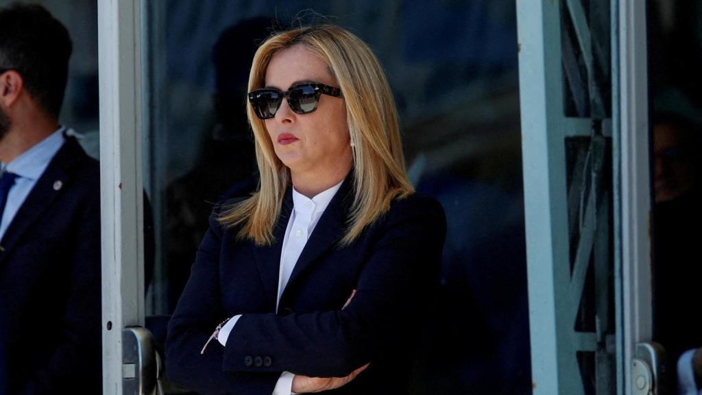 La primera ministra italiana espera al primer ministro ucraniano antes de una reunión sobre la reconstrucción del país, en 2023, en Roma.