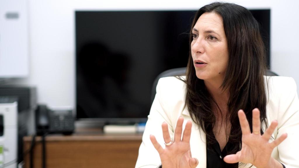 La consejera Loles López, en su despacho del Parlamento de Andalucía.