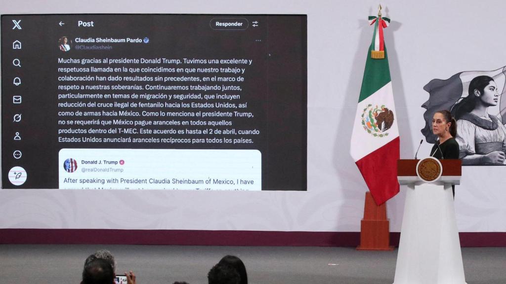 Claudia Sheinbaum, durante su rueda de prensa, enseñando el mensaje de Trump