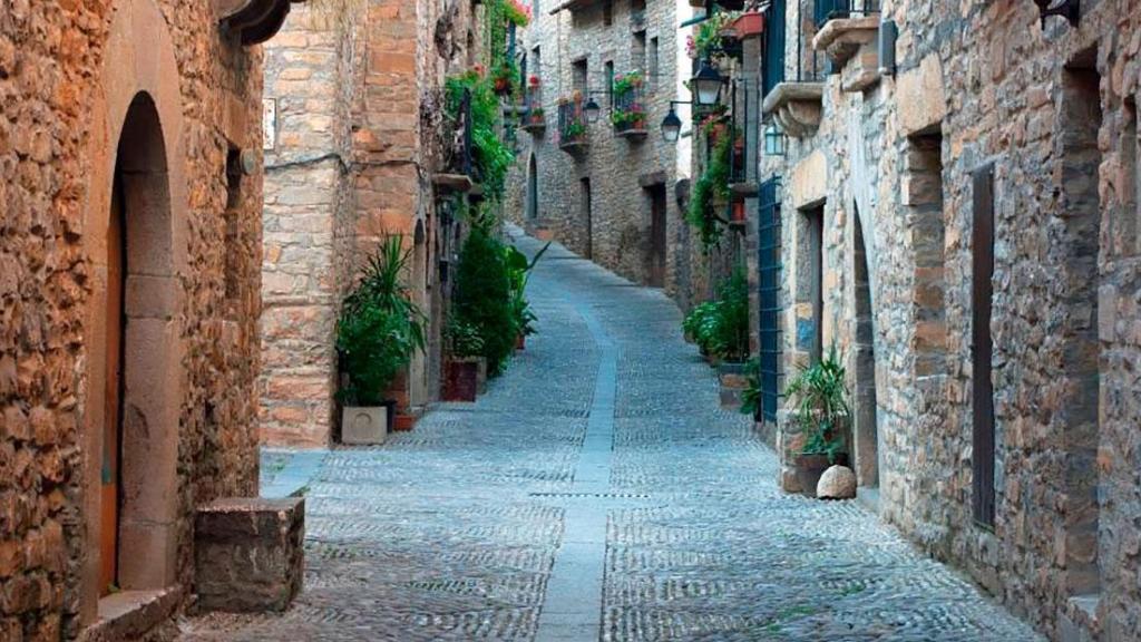 Las calles de Aínsa, uno de los municipios más turísticos de Aragón.