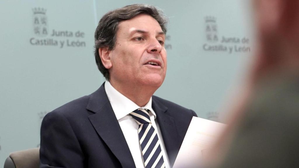 El consejero de Economía y Hacienda y portavoz, Carlos Fernández Carriedo, comparece en rueda de prensa posterior al Consejo de Gobierno.