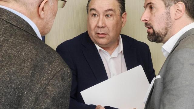 El portavoz de la UPL, Luis Mariano Santos, el procurador del Grupo Mixto Francisco Igea y el portavoz del Grupo Socialista, Luis Tudanca, antes de la Junta de Portavoces de este jueves