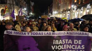 Imagen de archivo con cartel contra la violencia de género en un pasado 8M en Valladolid