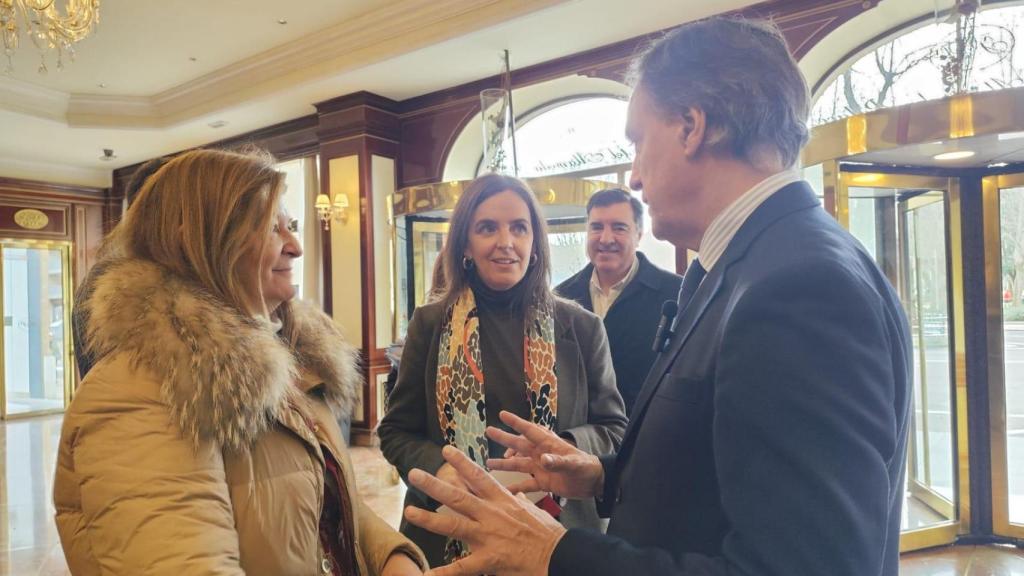 Carlos García Carbayo, y la vicesecretaria de Organización del Partido Popular, Carmen Fúnez