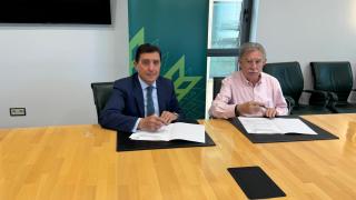El presidente del Consejo Rector de Caja Rural de Soria,  Carlos Martínez, y el presidente de ASAMIS, José Luis García, durante la firma del convenio