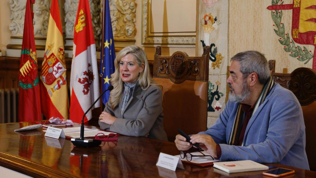 Irene Carvajal junto a Carlos Aganzo en la presentación de las actividades por el 150 aniversario del nacimiento de Narciso Alonso Cortés