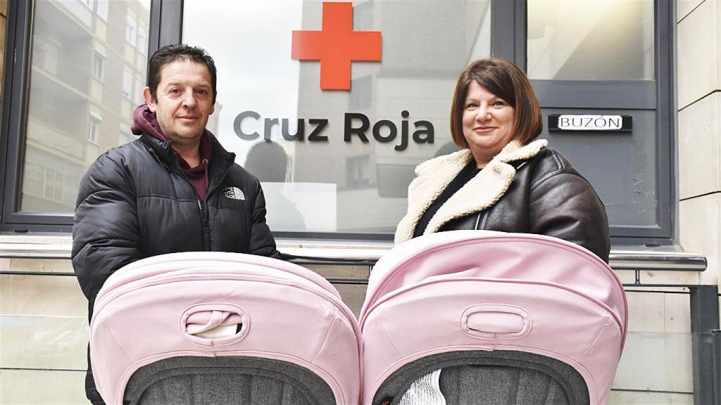 Celso y María Jesús con las pequeñas de acogida en el carrito