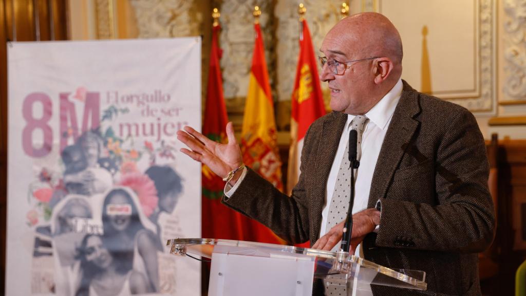 El alcalde, Jesús Julio Carnero, en la presentación del libro de Rosa Chacel, 'Reflexiones de una mujer en galeras'