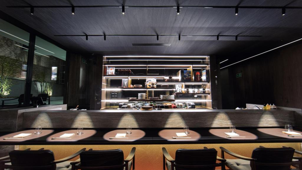 La barra de sushi en Kabuki Madrid.