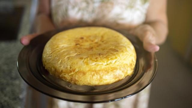 Una tortilla de patatas casera en un plato.